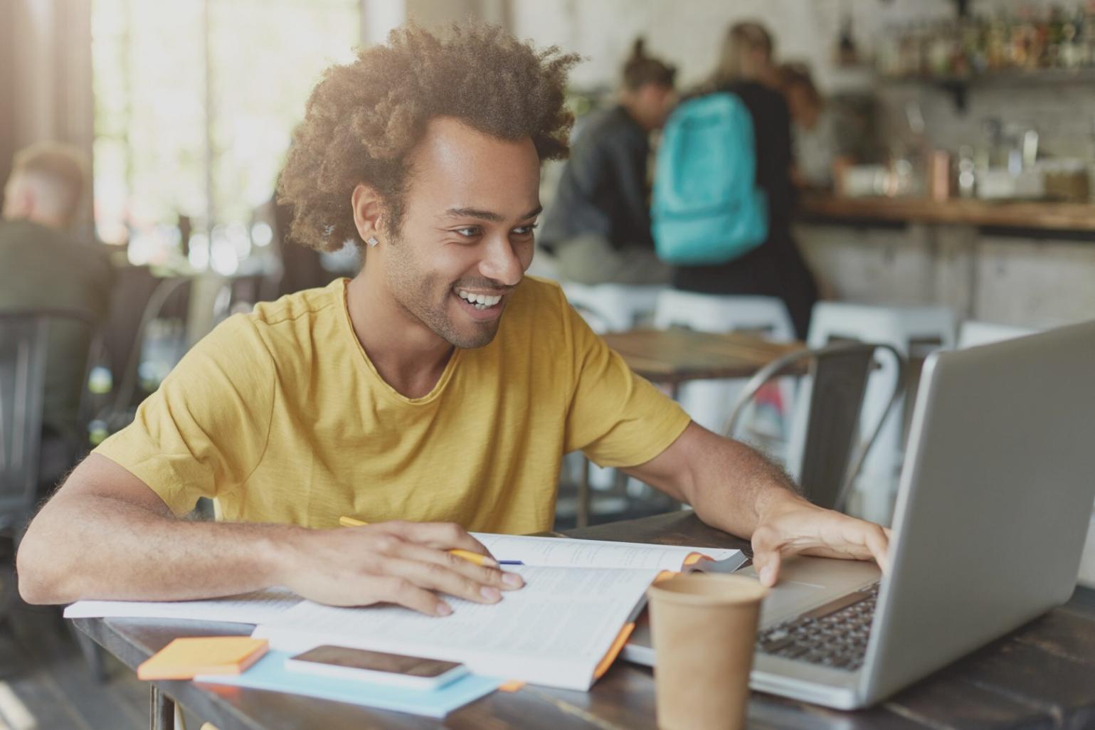 Espacio de trabajo con análisis financiero y planificación estratégica