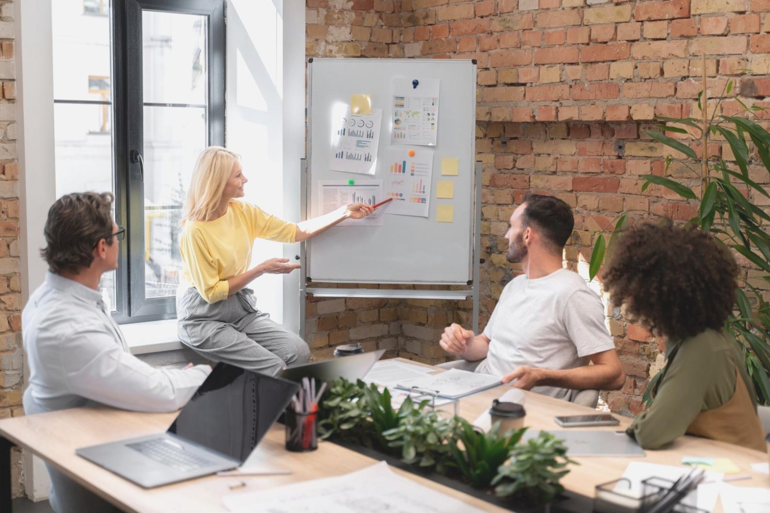 Configuración de estudio financiero con equipo tecnológico moderno